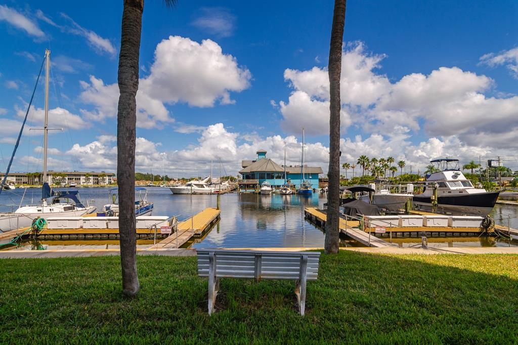 待售: $178,000 (1 贝兹, 1 浴室, 702 平方英尺)