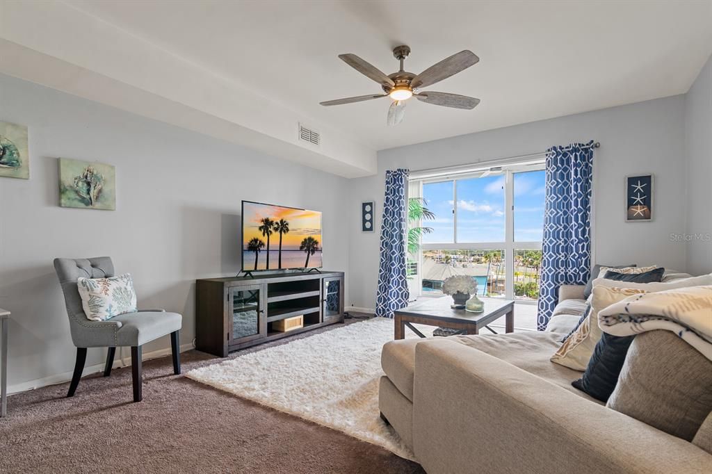 待售: $178,000 (1 贝兹, 1 浴室, 702 平方英尺)