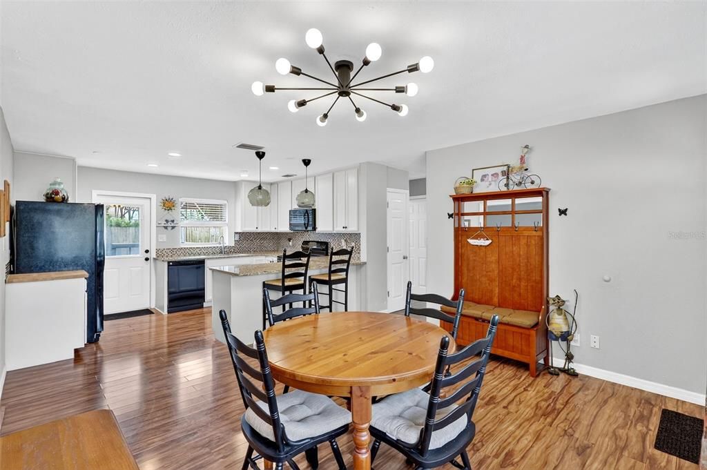 Под контрактом: $339,500 (3 спален, 1 ванн, 1128 Квадратных фут)