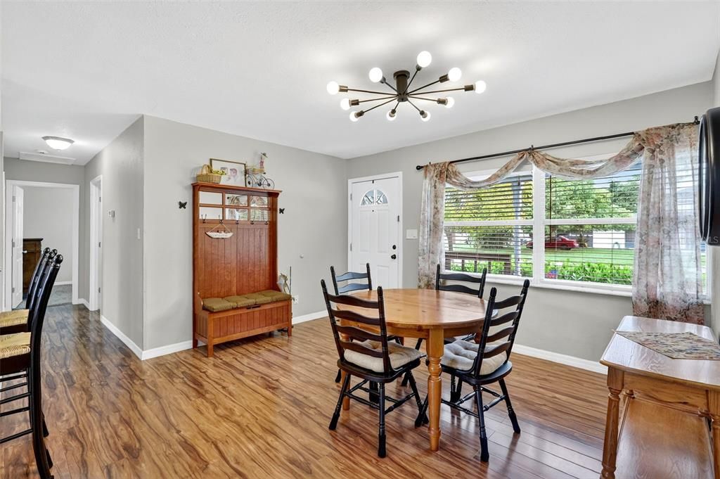 Под контрактом: $339,500 (3 спален, 1 ванн, 1128 Квадратных фут)