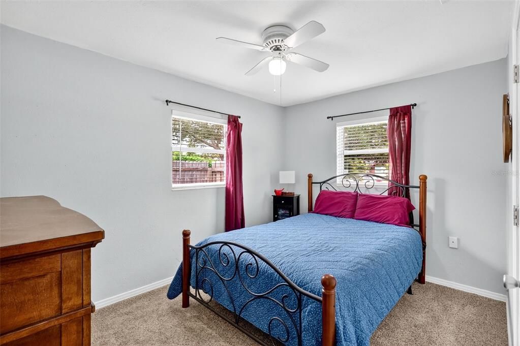 Под контрактом: $339,500 (3 спален, 1 ванн, 1128 Квадратных фут)