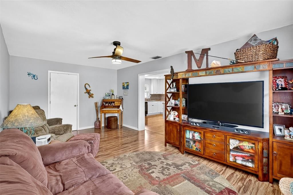 Под контрактом: $339,500 (3 спален, 1 ванн, 1128 Квадратных фут)