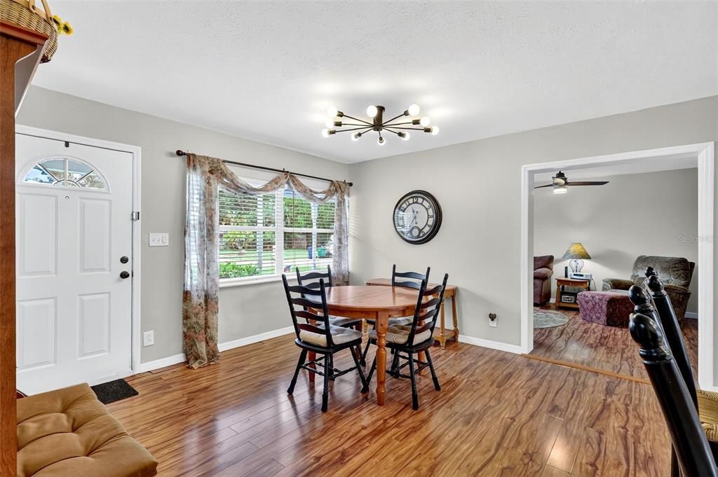 Под контрактом: $339,500 (3 спален, 1 ванн, 1128 Квадратных фут)