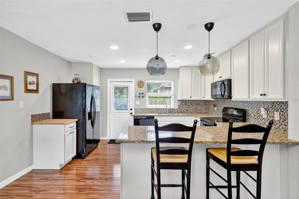 Под контрактом: $339,500 (3 спален, 1 ванн, 1128 Квадратных фут)