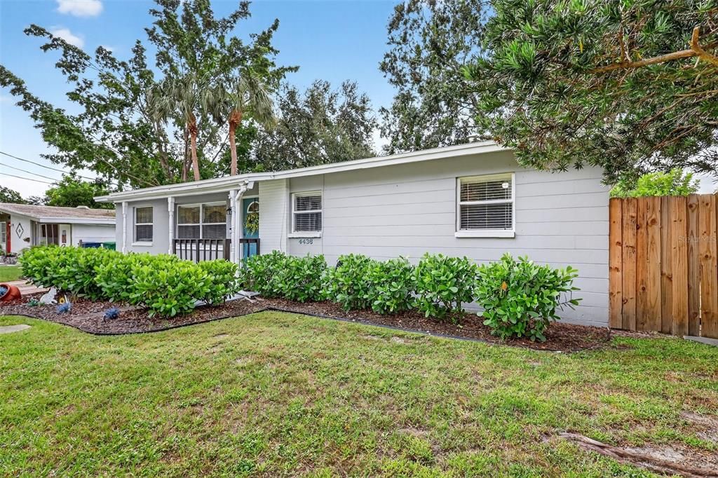 Под контрактом: $339,500 (3 спален, 1 ванн, 1128 Квадратных фут)