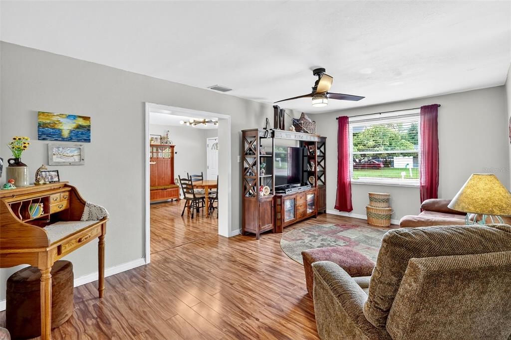 Под контрактом: $339,500 (3 спален, 1 ванн, 1128 Квадратных фут)