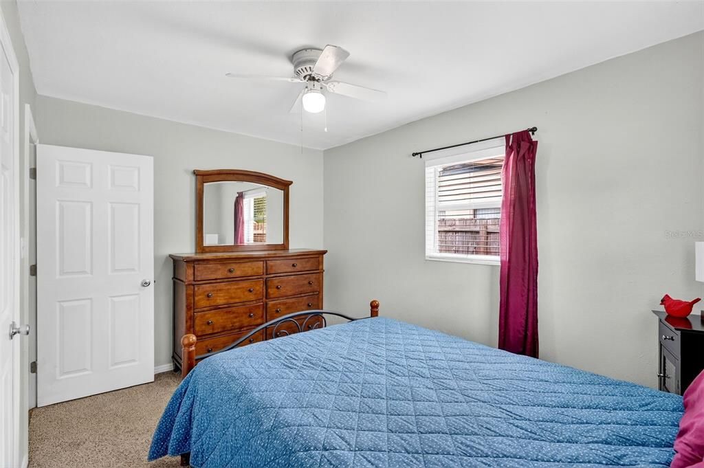 Под контрактом: $339,500 (3 спален, 1 ванн, 1128 Квадратных фут)