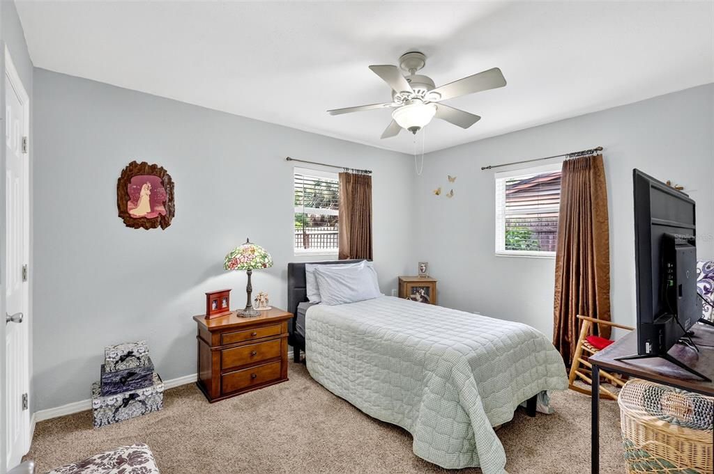 Под контрактом: $339,500 (3 спален, 1 ванн, 1128 Квадратных фут)