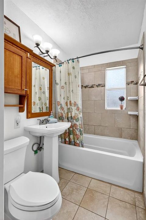 Под контрактом: $339,500 (3 спален, 1 ванн, 1128 Квадратных фут)