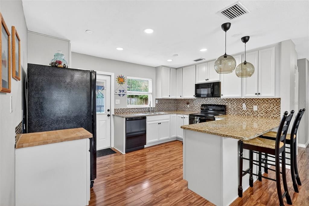 Под контрактом: $339,500 (3 спален, 1 ванн, 1128 Квадратных фут)