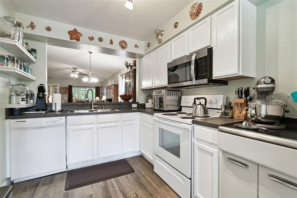 На продажу: $299,900 (3 спален, 2 ванн, 1185 Квадратных фут)