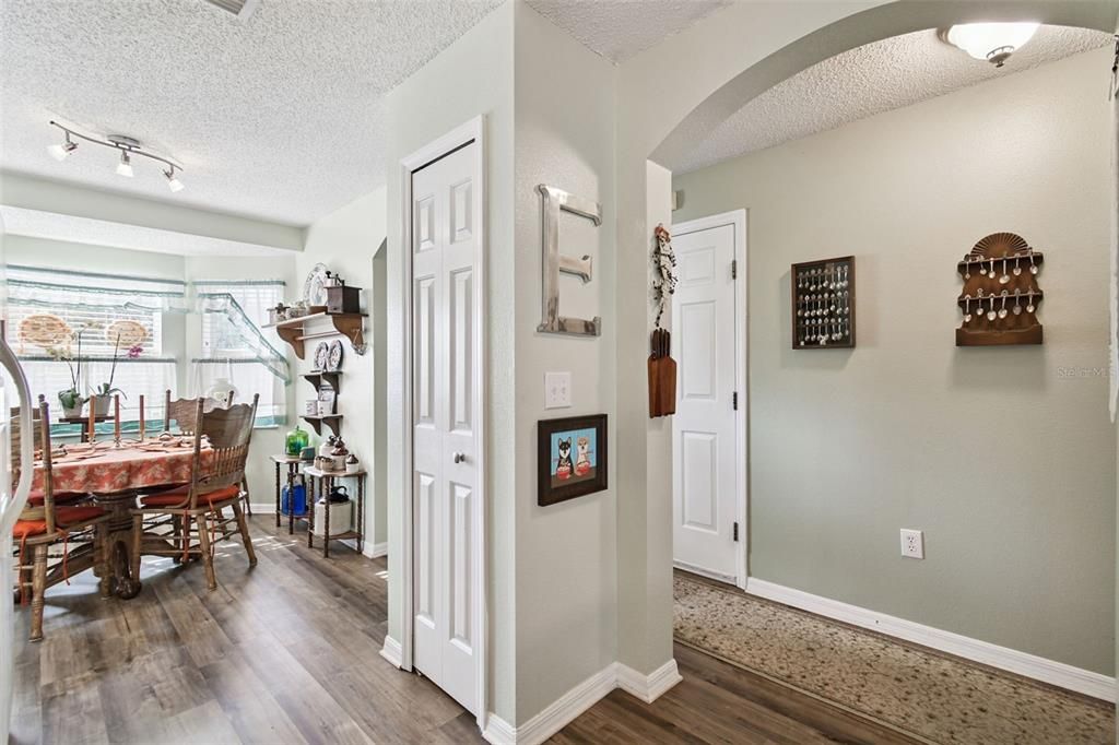 На продажу: $299,900 (3 спален, 2 ванн, 1185 Квадратных фут)