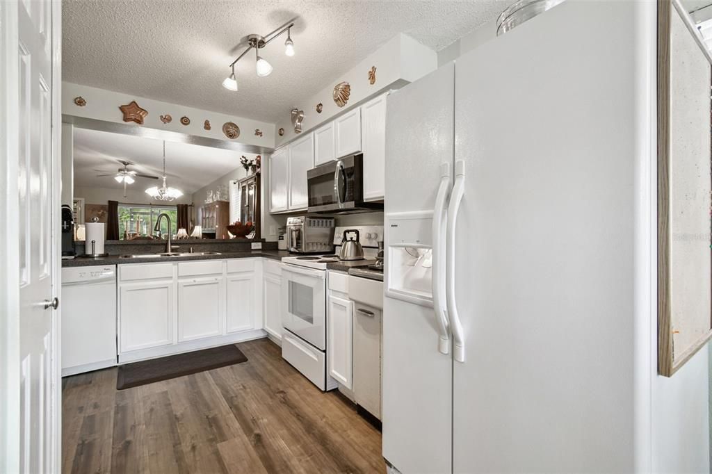 На продажу: $299,900 (3 спален, 2 ванн, 1185 Квадратных фут)