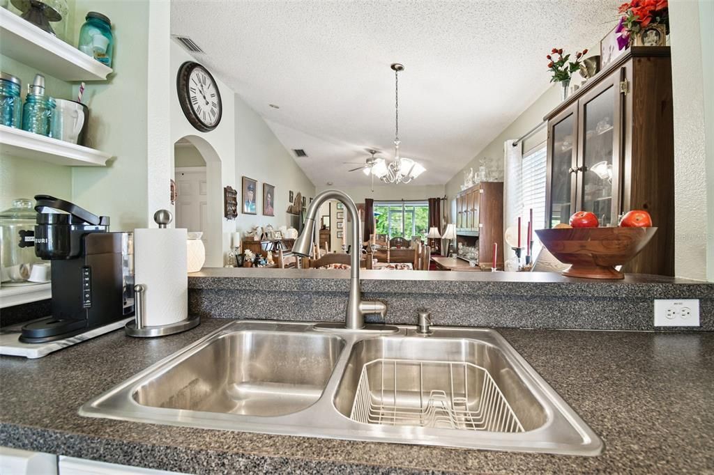 На продажу: $299,900 (3 спален, 2 ванн, 1185 Квадратных фут)