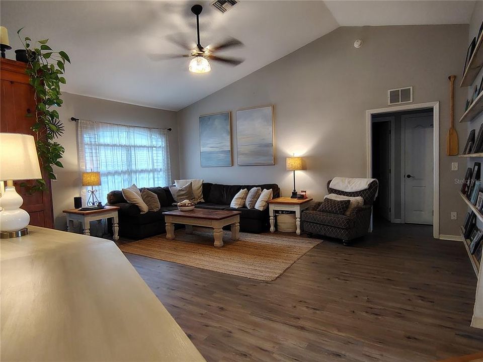 En Venta: $309,000 (3 camas, 2 baños, 1632 Pies cuadrados)