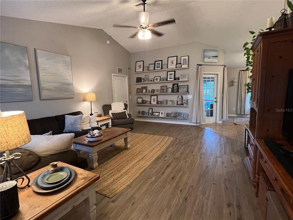 En Venta: $309,000 (3 camas, 2 baños, 1632 Pies cuadrados)