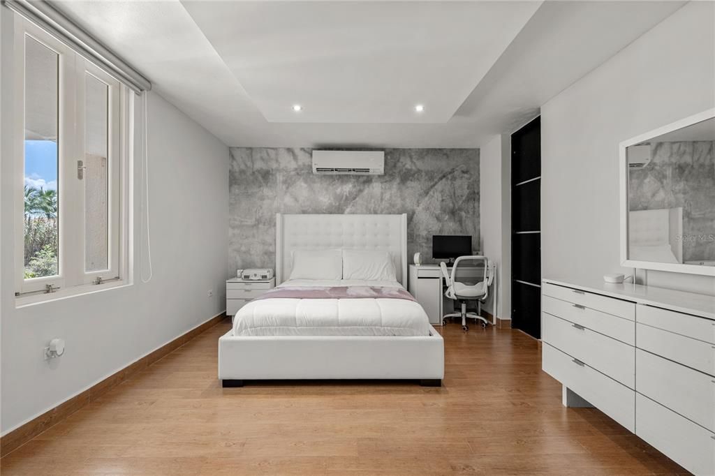 For Sale: $2,500,000 (4 beds, 3 baths, 4450 Square Feet)