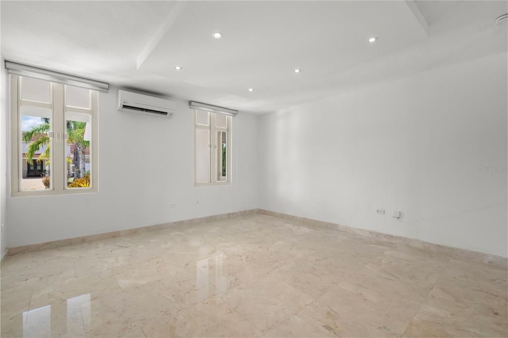 For Sale: $2,500,000 (4 beds, 3 baths, 4450 Square Feet)