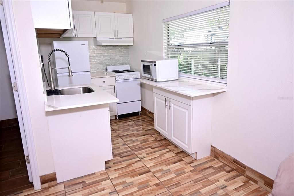 На продажу: $399,900 (5 спален, 3 ванн, 1975 Квадратных фут)