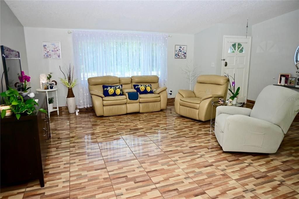 На продажу: $399,900 (5 спален, 3 ванн, 1975 Квадратных фут)