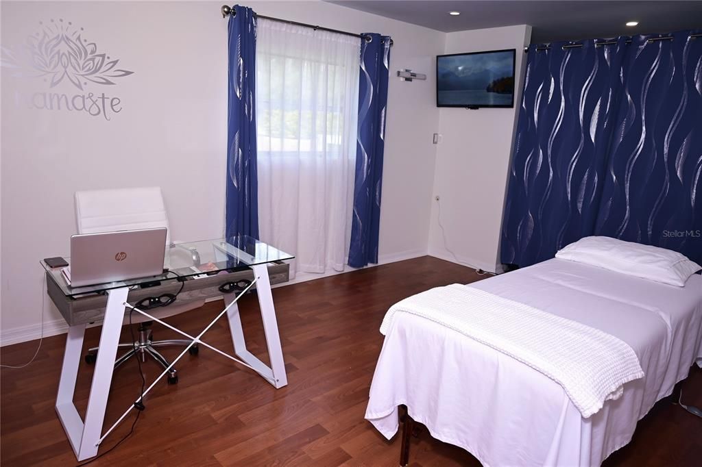 На продажу: $399,900 (5 спален, 3 ванн, 1975 Квадратных фут)