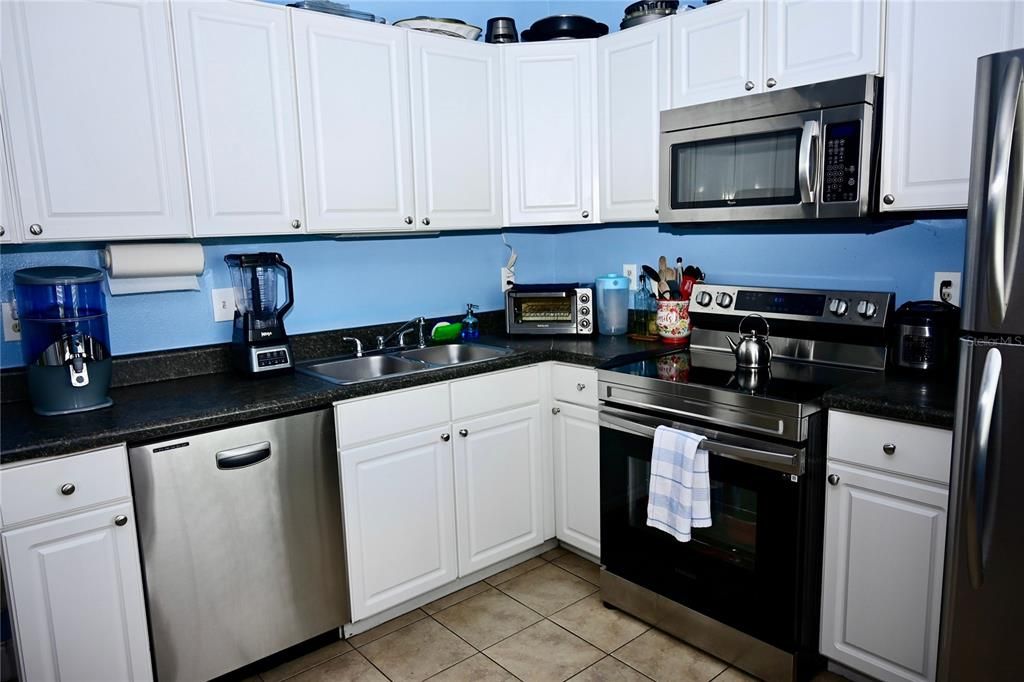 На продажу: $399,900 (5 спален, 3 ванн, 1975 Квадратных фут)