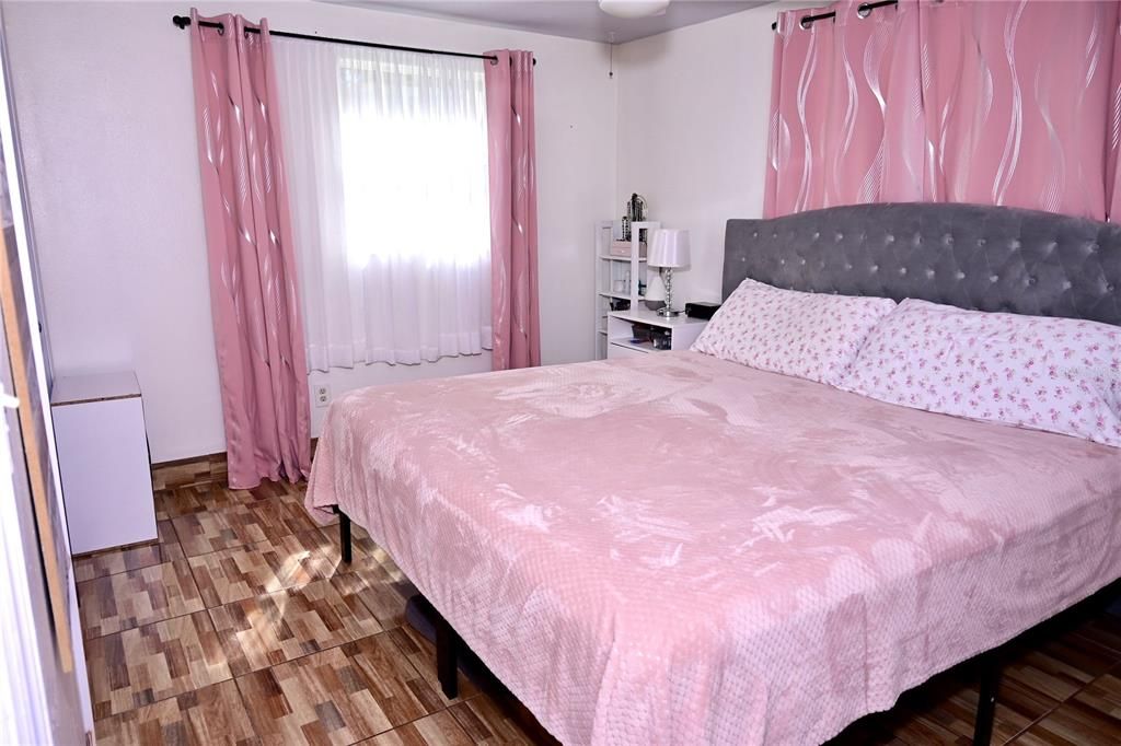 На продажу: $399,900 (5 спален, 3 ванн, 1975 Квадратных фут)