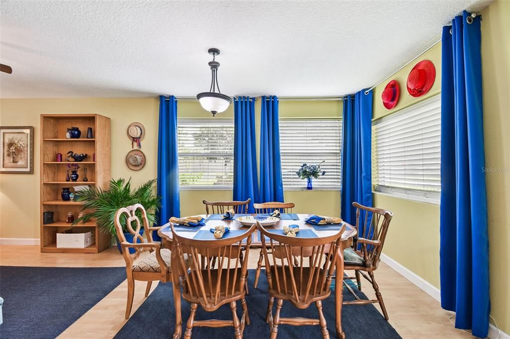 На продажу: $235,000 (2 спален, 2 ванн, 1292 Квадратных фут)