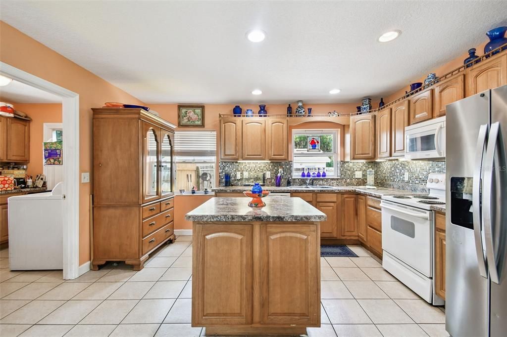 На продажу: $235,000 (2 спален, 2 ванн, 1292 Квадратных фут)