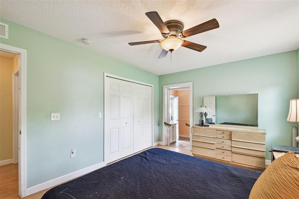 На продажу: $235,000 (2 спален, 2 ванн, 1292 Квадратных фут)