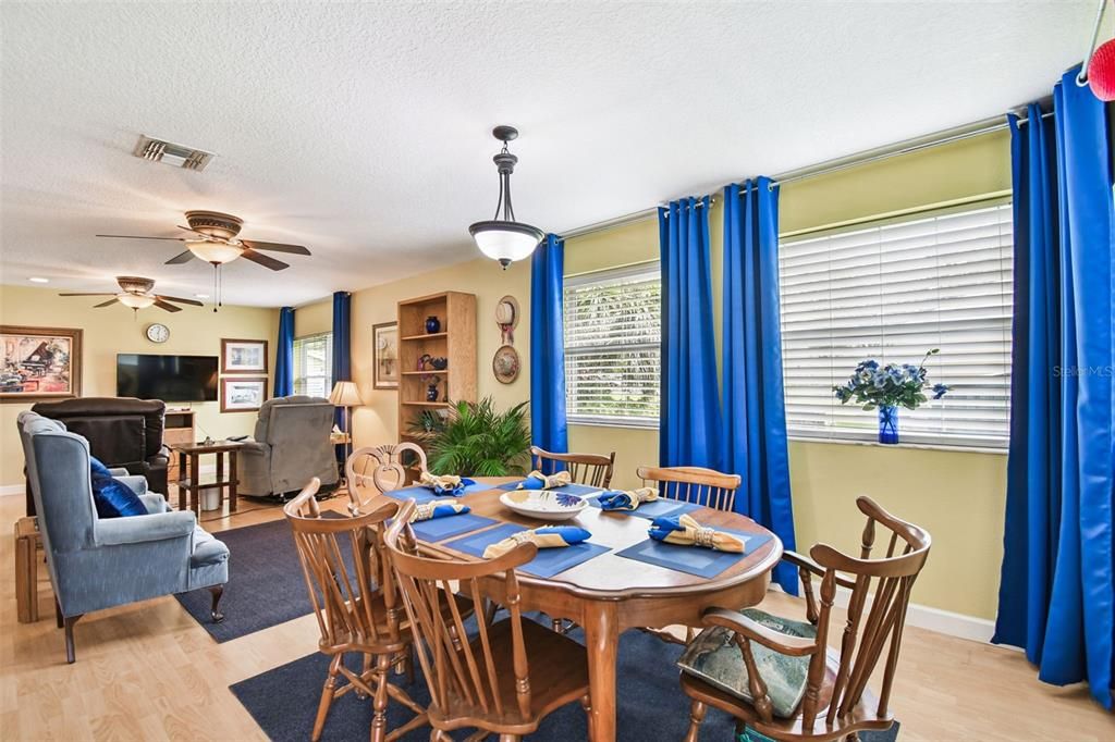 На продажу: $235,000 (2 спален, 2 ванн, 1292 Квадратных фут)