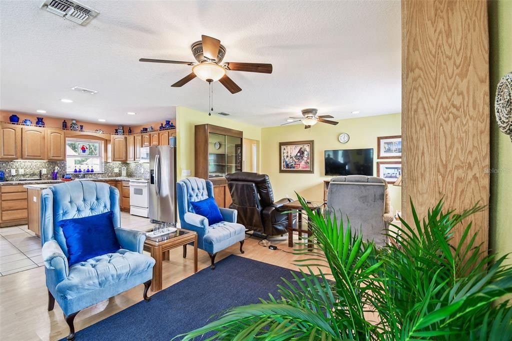 На продажу: $235,000 (2 спален, 2 ванн, 1292 Квадратных фут)