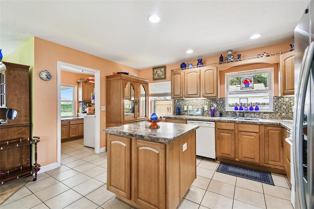 На продажу: $235,000 (2 спален, 2 ванн, 1292 Квадратных фут)