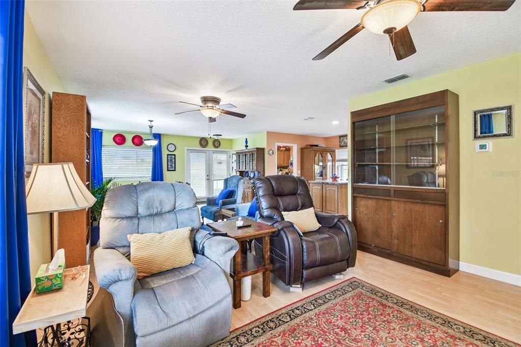 На продажу: $235,000 (2 спален, 2 ванн, 1292 Квадратных фут)