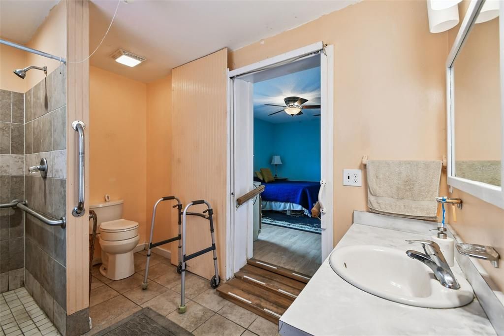 На продажу: $235,000 (2 спален, 2 ванн, 1292 Квадратных фут)