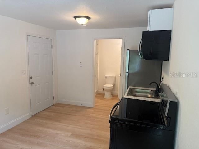 出租: $1,049 (0 贝兹, 1 浴室, 190 平方英尺)