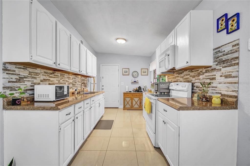 Под контрактом: $239,000 (2 спален, 1 ванн, 852 Квадратных фут)