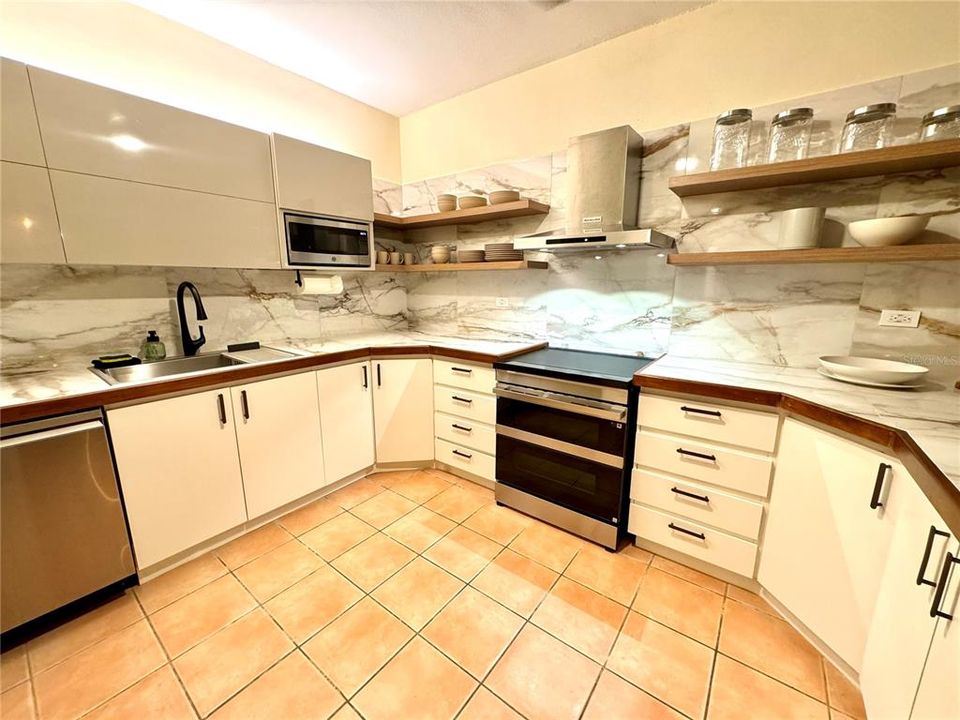 На продажу: $1,325,000 (4 спален, 2 ванн, 2100 Квадратных фут)