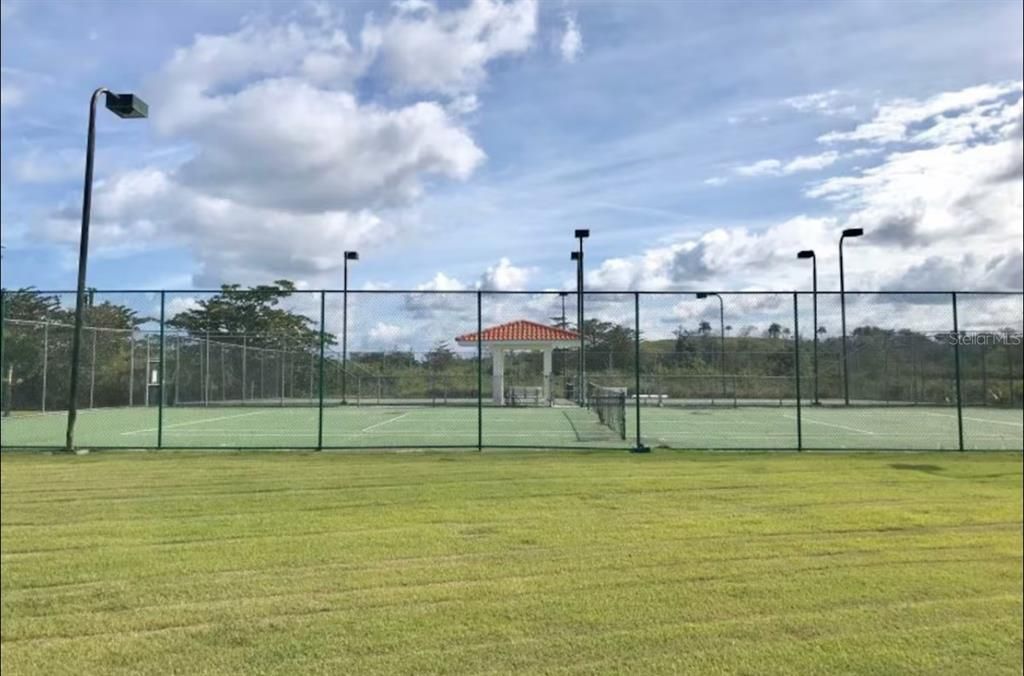 На продажу: $1,325,000 (4 спален, 2 ванн, 2100 Квадратных фут)