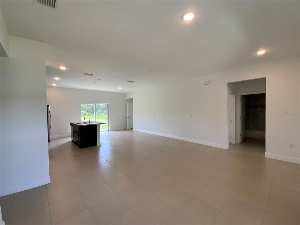 For Rent: $1,950 (4 beds, 2 baths, 1578 Square Feet)