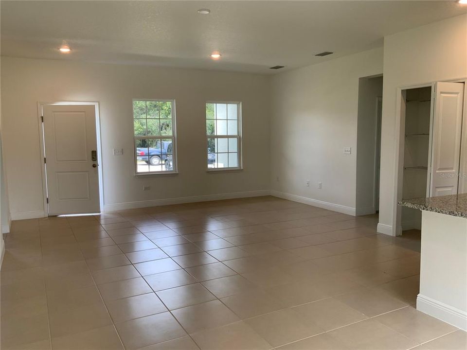For Rent: $1,950 (4 beds, 2 baths, 1578 Square Feet)