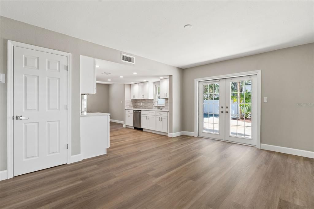 На продажу: $899,000 (4 спален, 2 ванн, 1815 Квадратных фут)