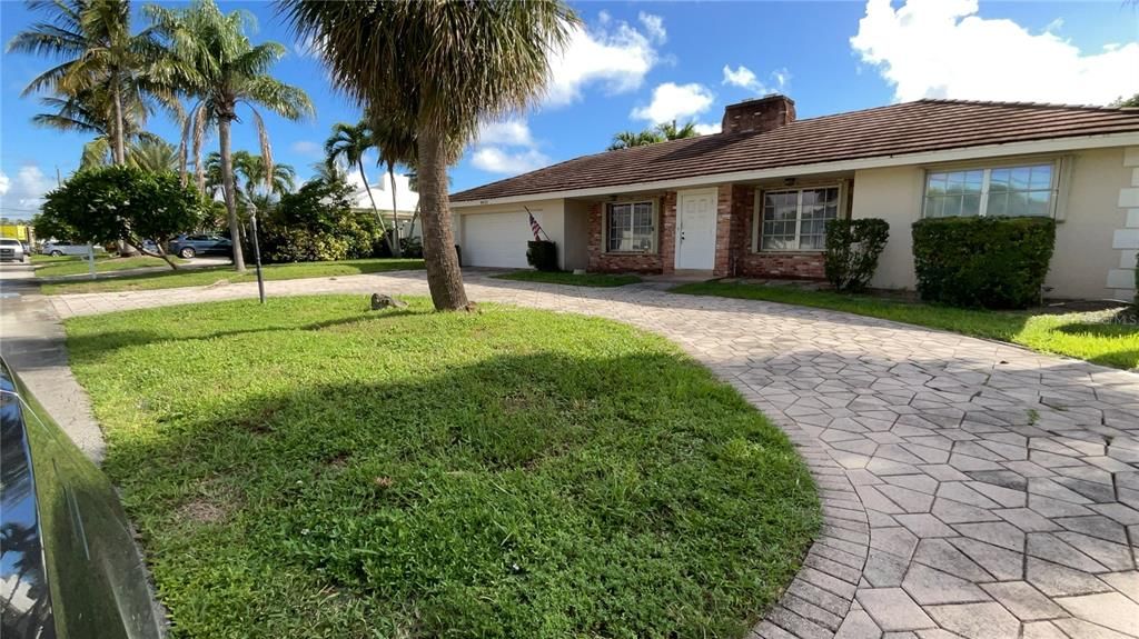 合同活跃: $679,000 (2 贝兹, 2 浴室, 1613 平方英尺)