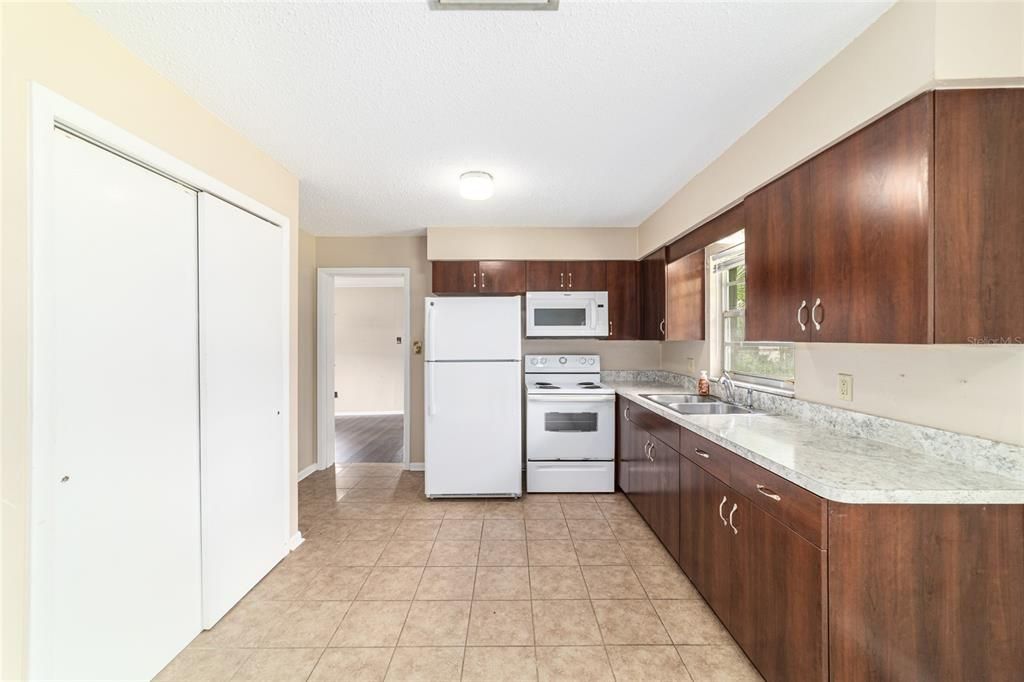 Active With Contract: $185,000 (3 beds, 1 baths, 1411 Square Feet)