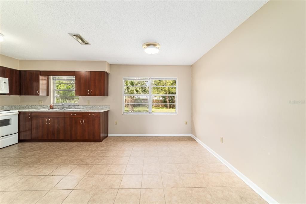 Active With Contract: $185,000 (3 beds, 1 baths, 1411 Square Feet)