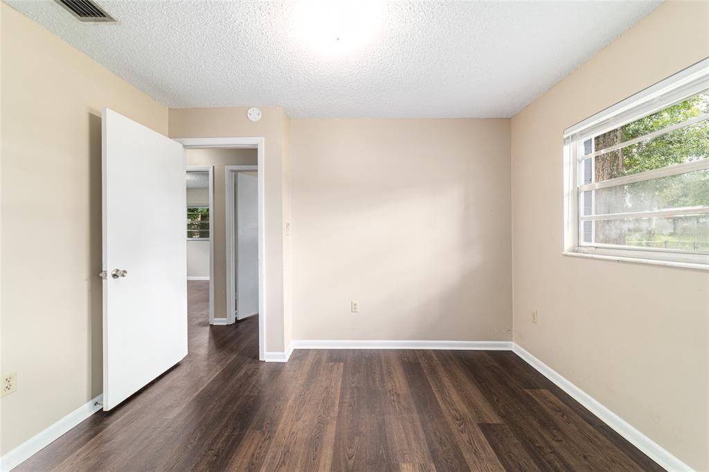 Active With Contract: $185,000 (3 beds, 1 baths, 1411 Square Feet)