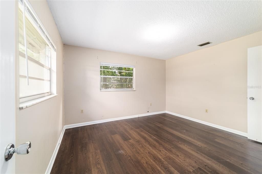 Active With Contract: $185,000 (3 beds, 1 baths, 1411 Square Feet)