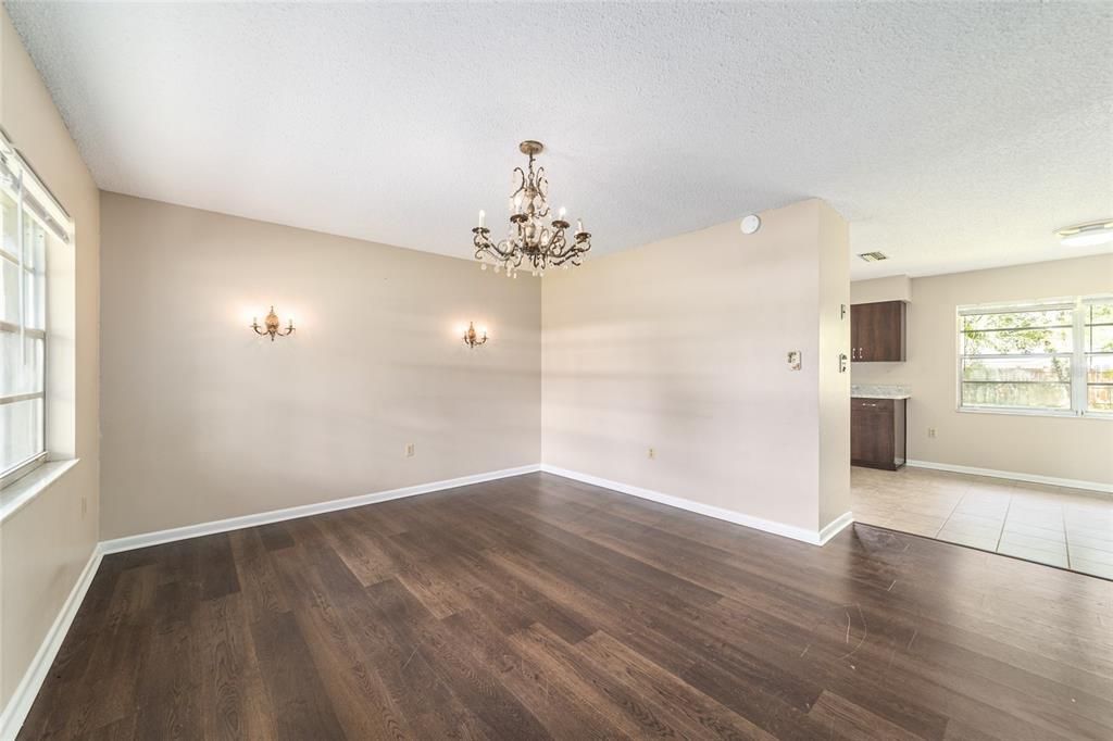 Active With Contract: $185,000 (3 beds, 1 baths, 1411 Square Feet)