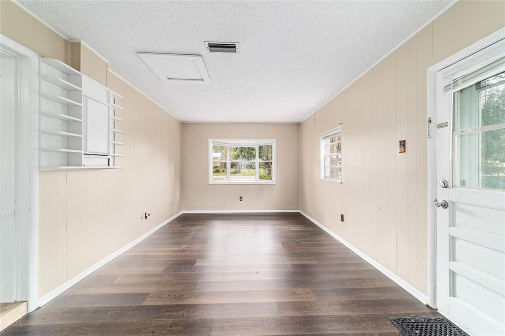 Active With Contract: $185,000 (3 beds, 1 baths, 1411 Square Feet)