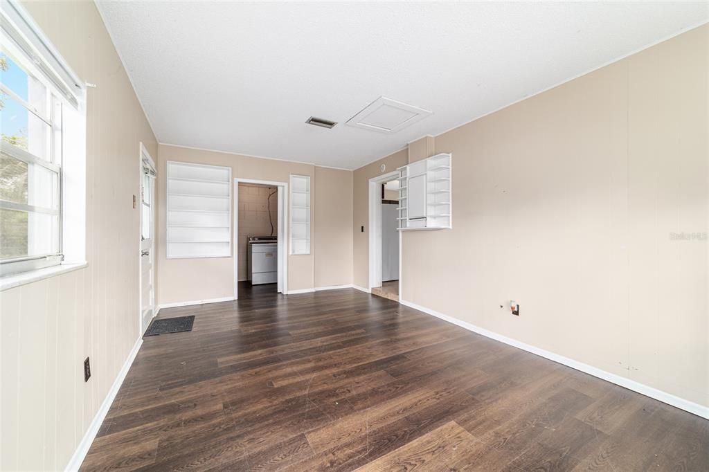 Active With Contract: $185,000 (3 beds, 1 baths, 1411 Square Feet)